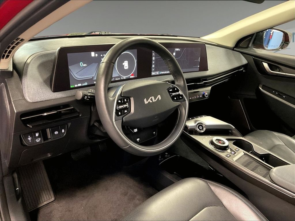 Used 2022 Red Kia Wind image 8