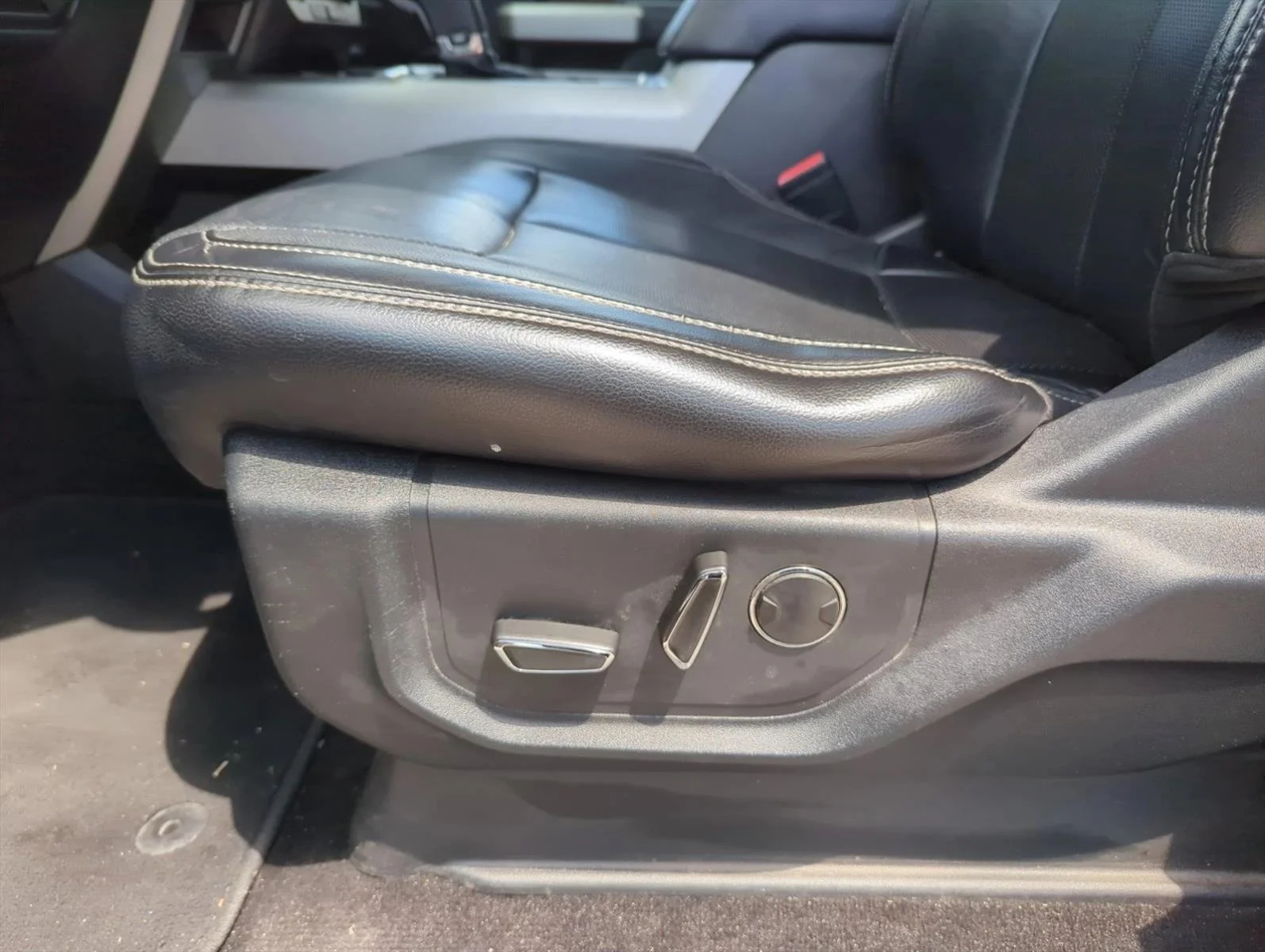 Used 2018 Magnetic Metallic Ford LARIAT image 11