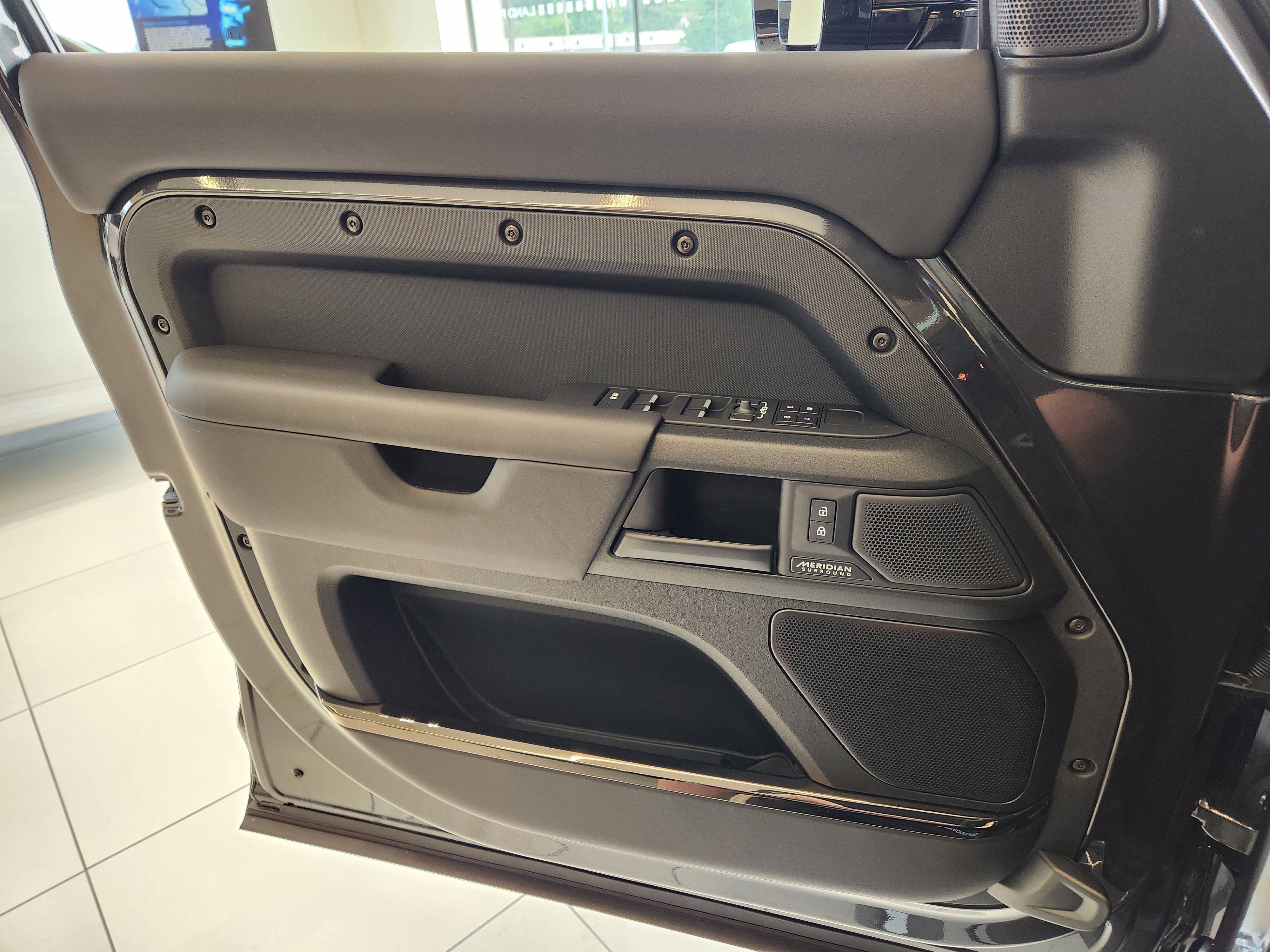 2025 Land Rover Defender Octa Edition One - Photo 16