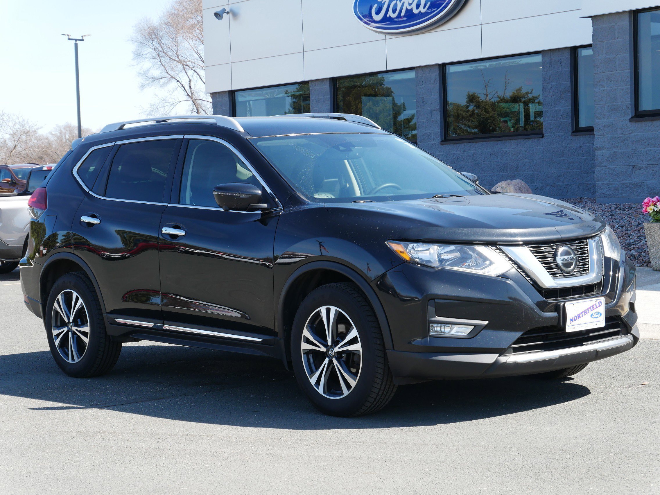 Used 2018 Nissan Rogue SL with VIN 5N1AT2MV0JC828655 for sale in Northfield, Minnesota