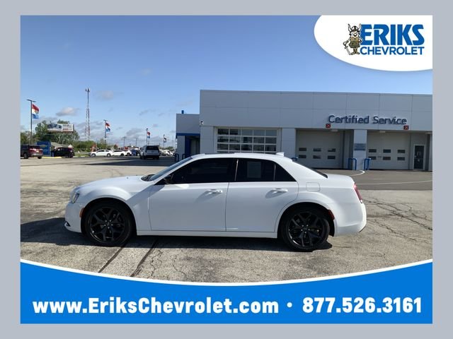 2022 Chrysler 300 Touring's photo