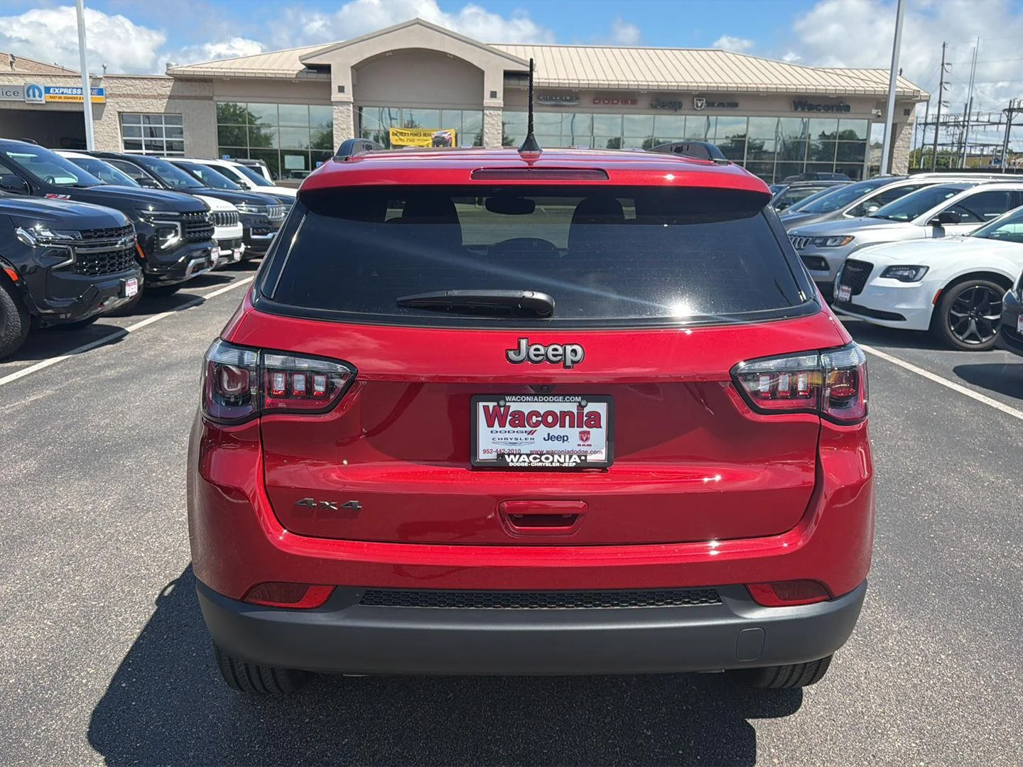 New 2026 Red Hot Pearl-Coat Exterior Paint Jeep Latitude Altitude image 6