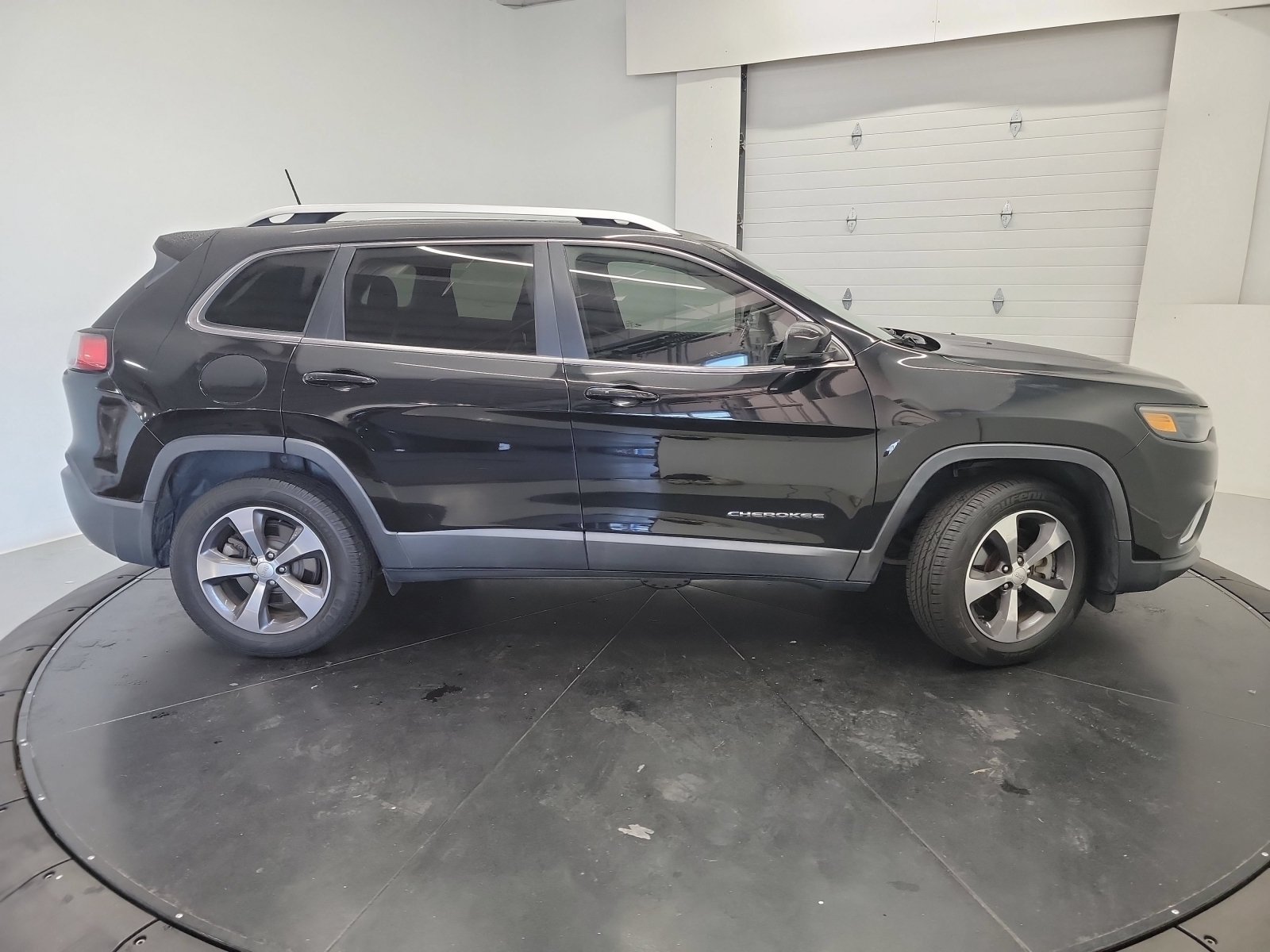 Used 2020 Diamond Black Crystal Pearlcoat Jeep Limited image 9