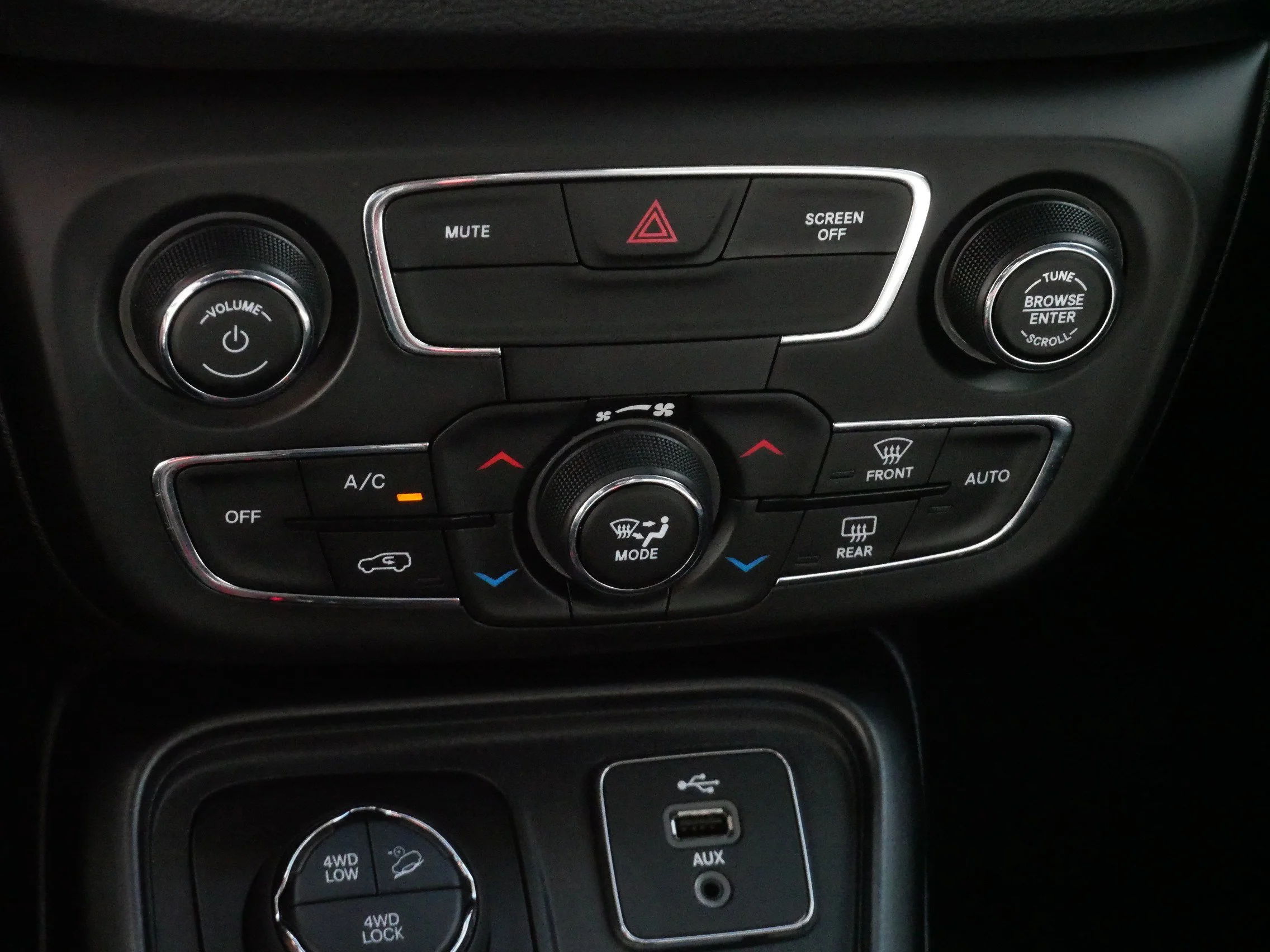 Used 2018 Diamond Black Crystal Pearlcoat Jeep Trailhawk image 25