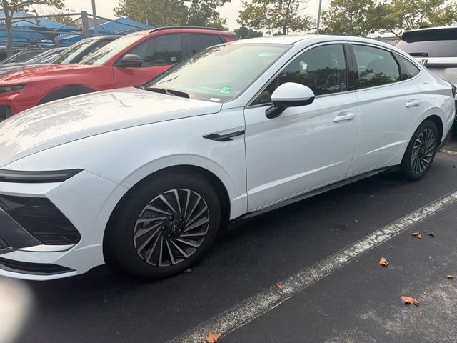 Certified Used 2025 Serenity White Hyundai SEL image 4