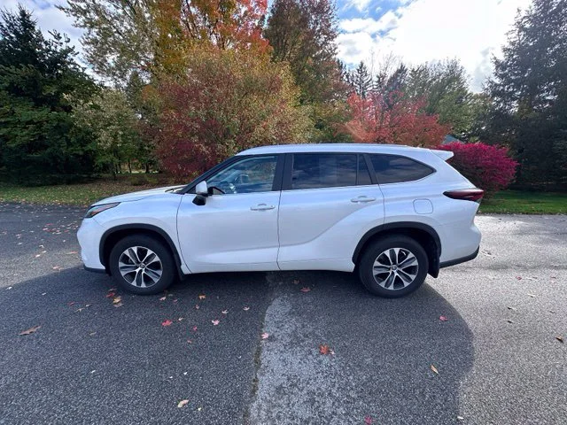 Used 2024 Off-white Toyota XLE image 6