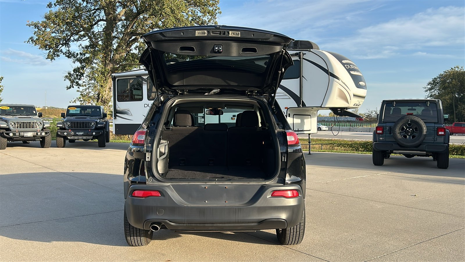 Used 2017 Black Jeep Latitude image 17