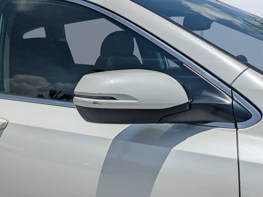 Used 2022 White Honda EX-L image 10