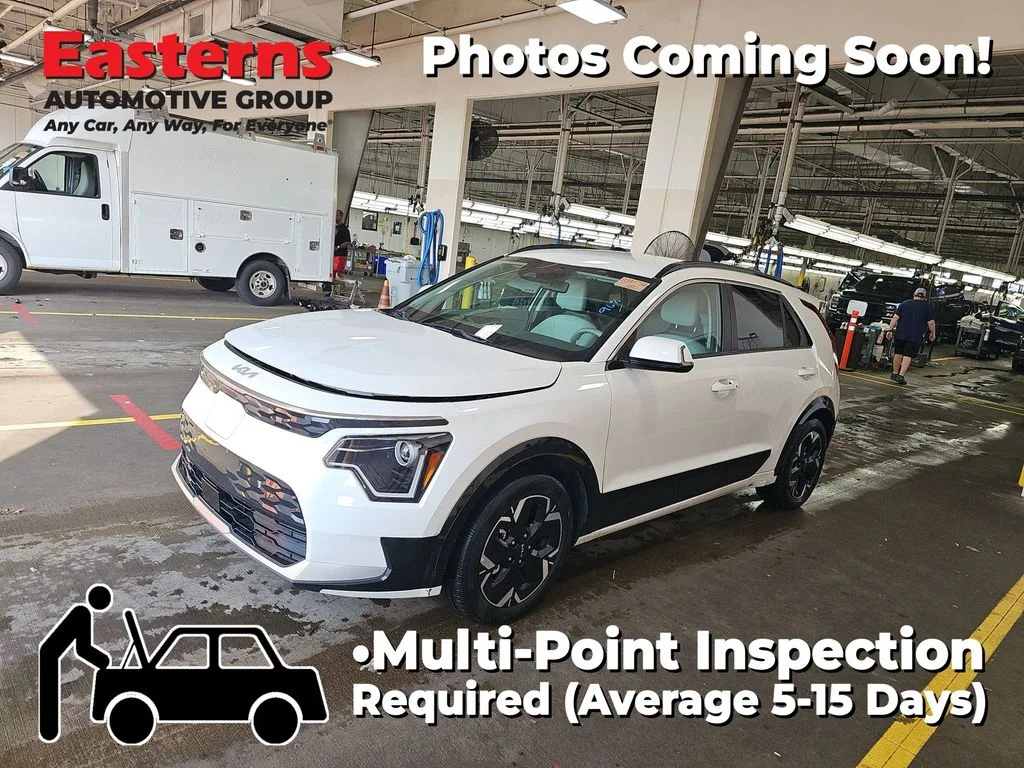 Used 2023 White Kia Wind image 1