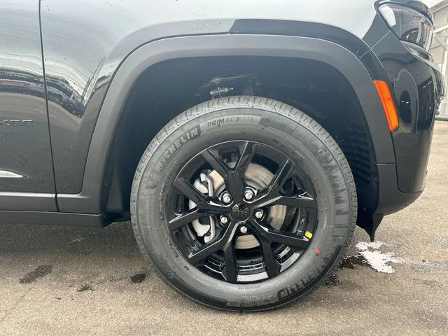 New 2026 Diamond Black Crystal Pearl-Coat Exterior Paint Jeep Laredo Altitude image 12