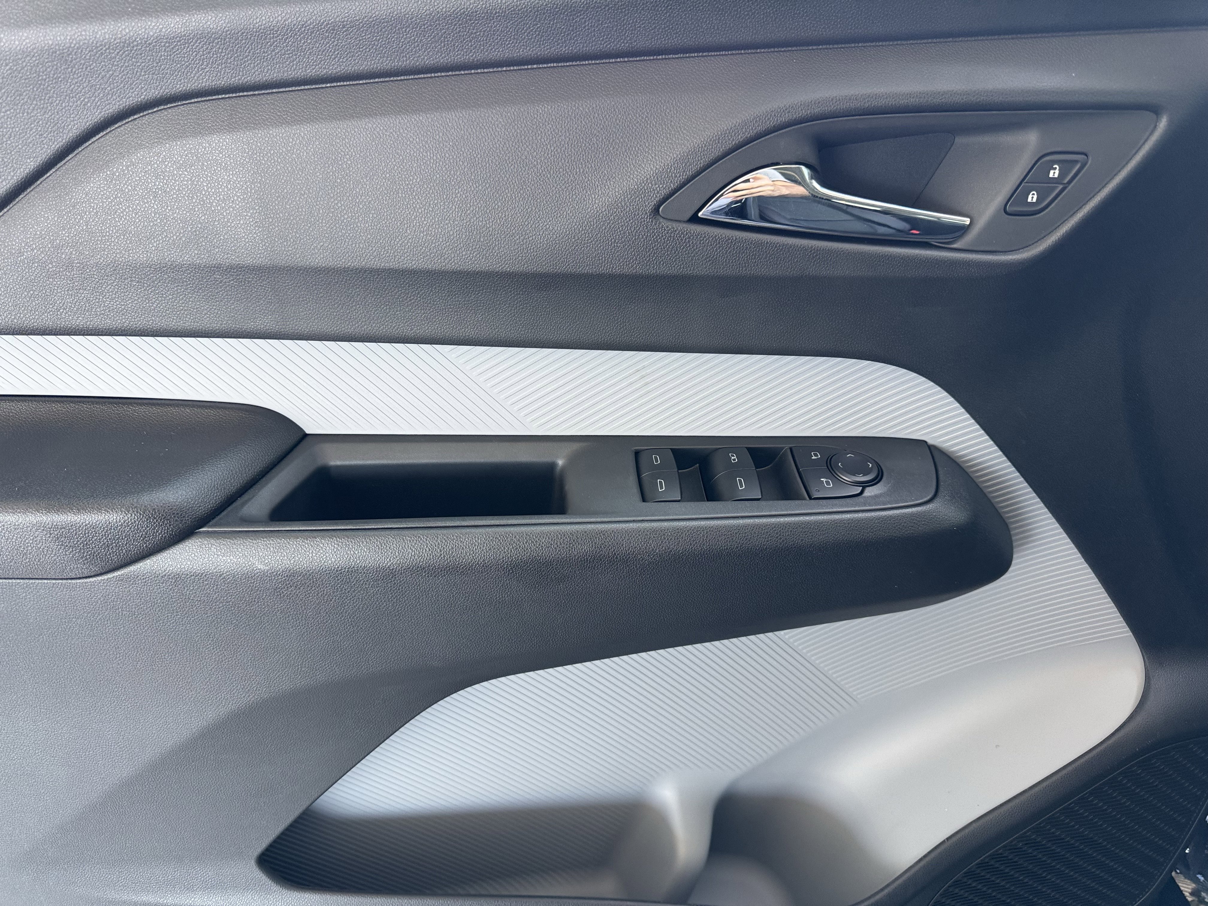 2027 Chevrolet Bolt RS - Photo 11