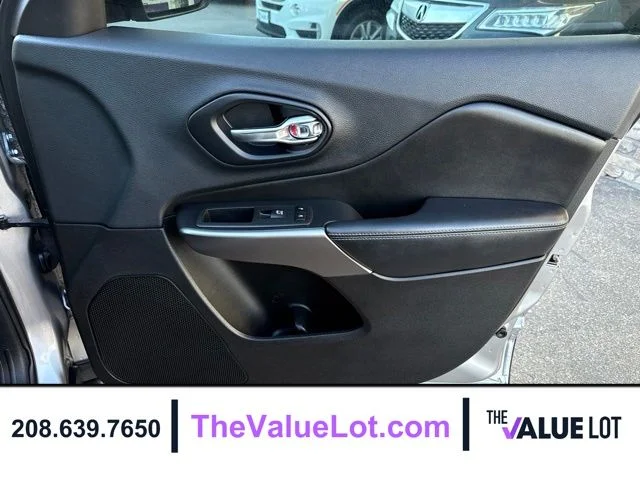 Used 2019 Silver Jeep Latitude Plus image 12