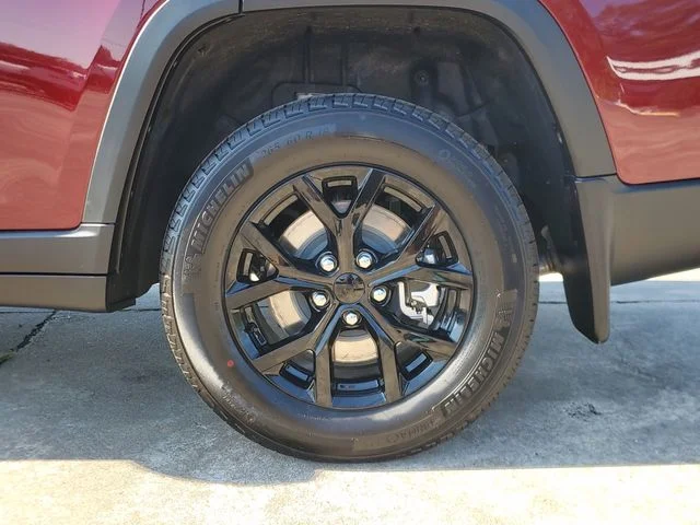 New 2026 Velvet Red Pearl-Coat Exterior Paint Jeep Altitude image 7