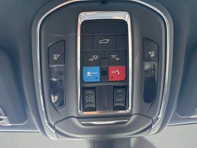 Used 2023 White Jeep Altitude image 28