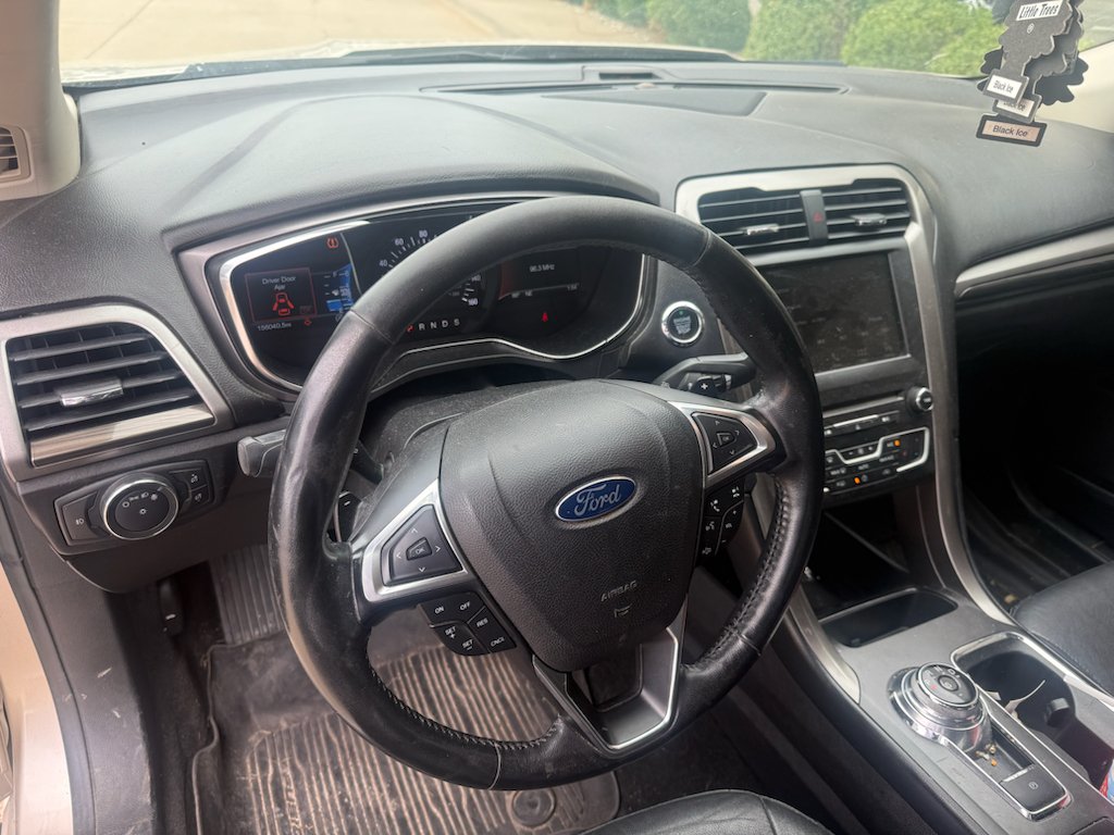Used 2017  Ford SE image 2