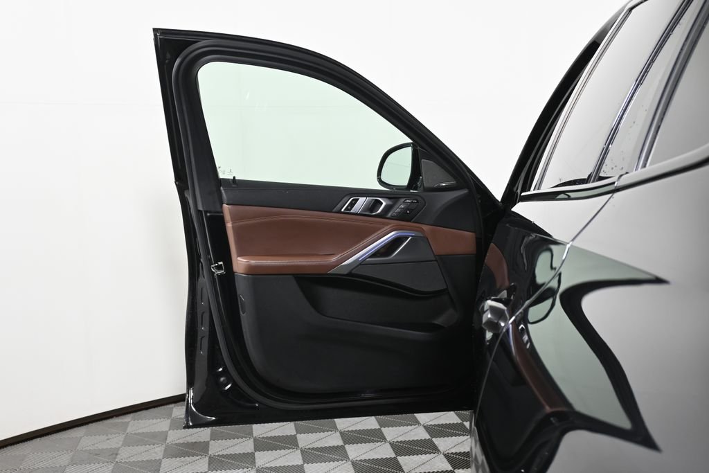 Used 2021 Black Sapphire Metallic BMW xDrive40i image 29
