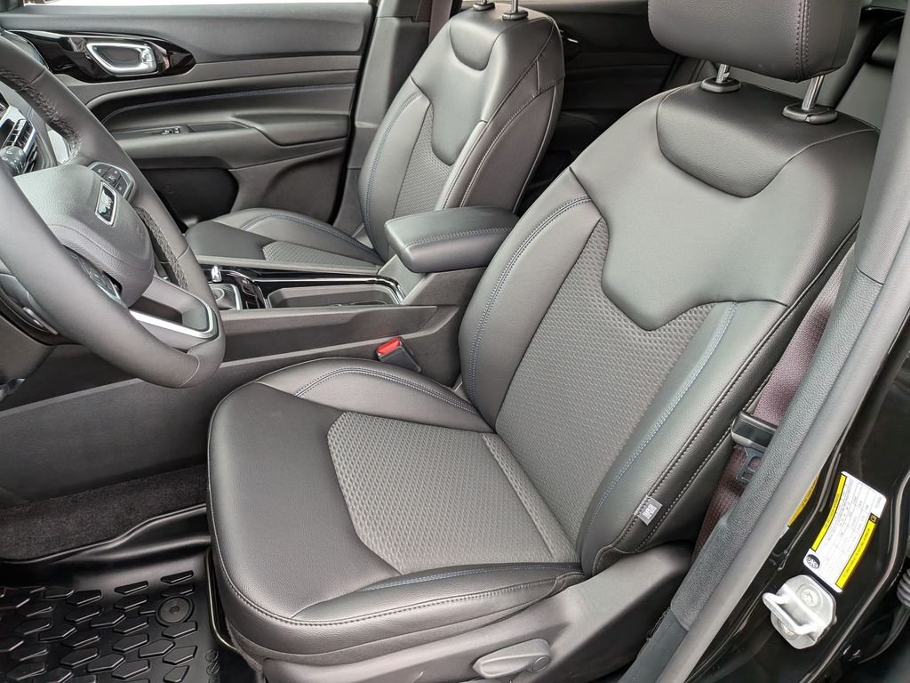 New 2026 Diamond Black Crystal Pearl-Coat Exterior Paint Jeep Latitude image 24