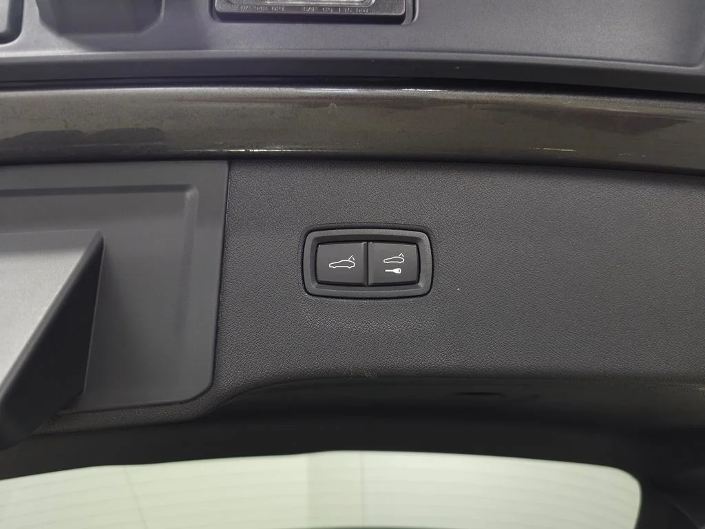 Used 2025  Porsche Base image 6
