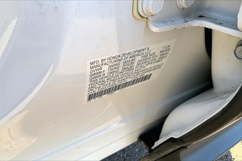 Used 2025  Acura Base image 19