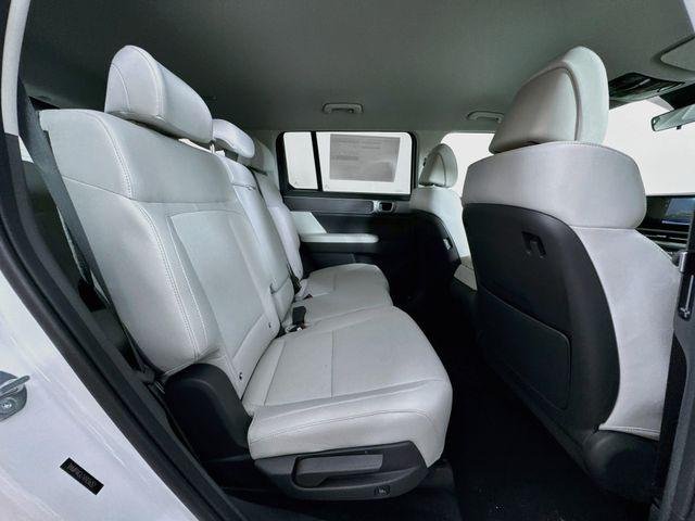 New 2027 White Hyundai SE FWD image 41