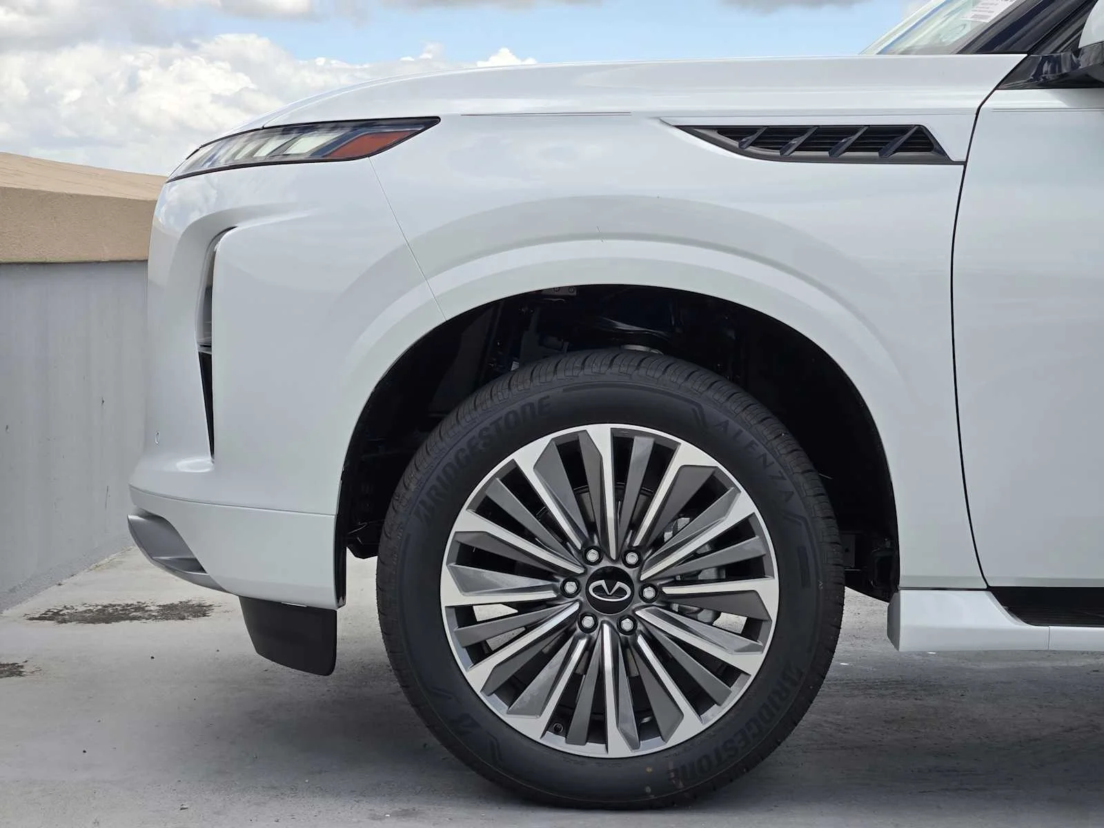 New 2026 RADIANT WHITE INFINITI Luxe 2WD image 6