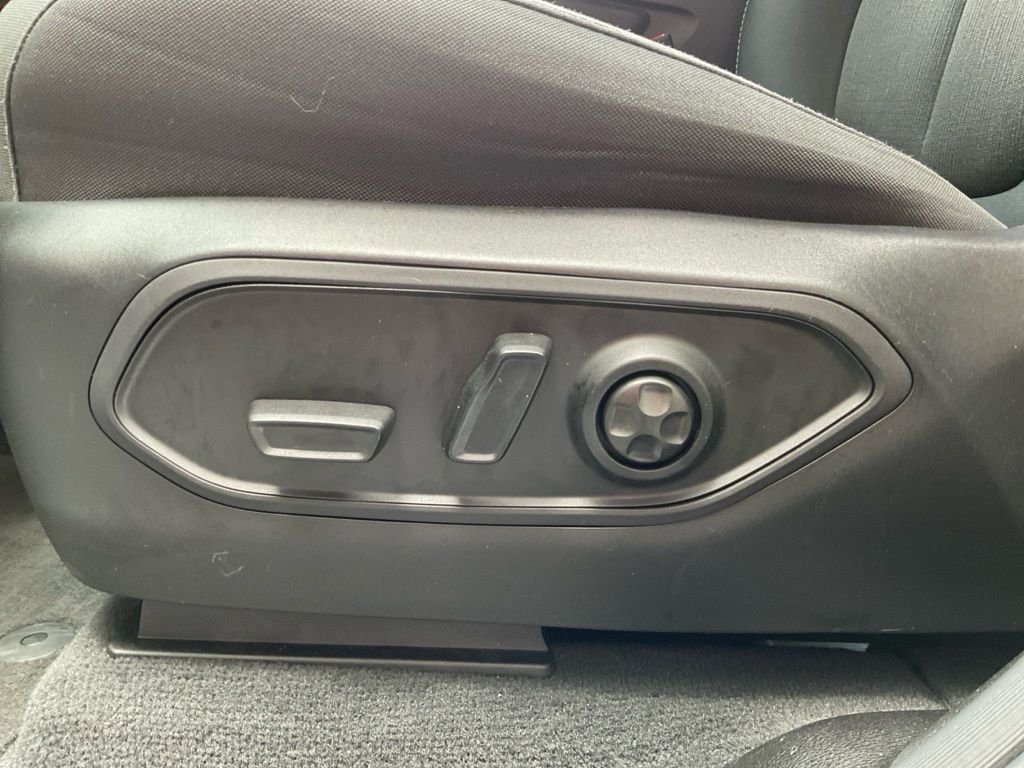 Used 2023 White Jeep Laredo image 28