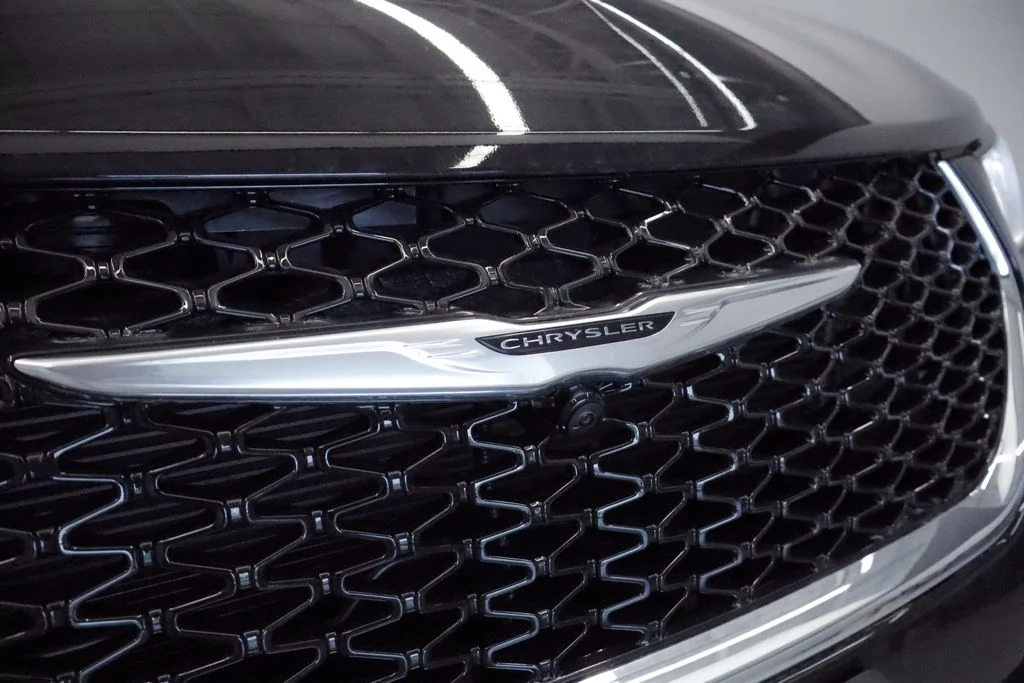 New 2026 Diamond Black Crystal Pearl-Coat Exterior Paint Chrysler Select image 4