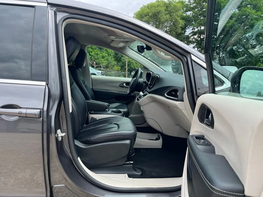 Used 2023 Crystal Metallic Chrysler Touring L image 39