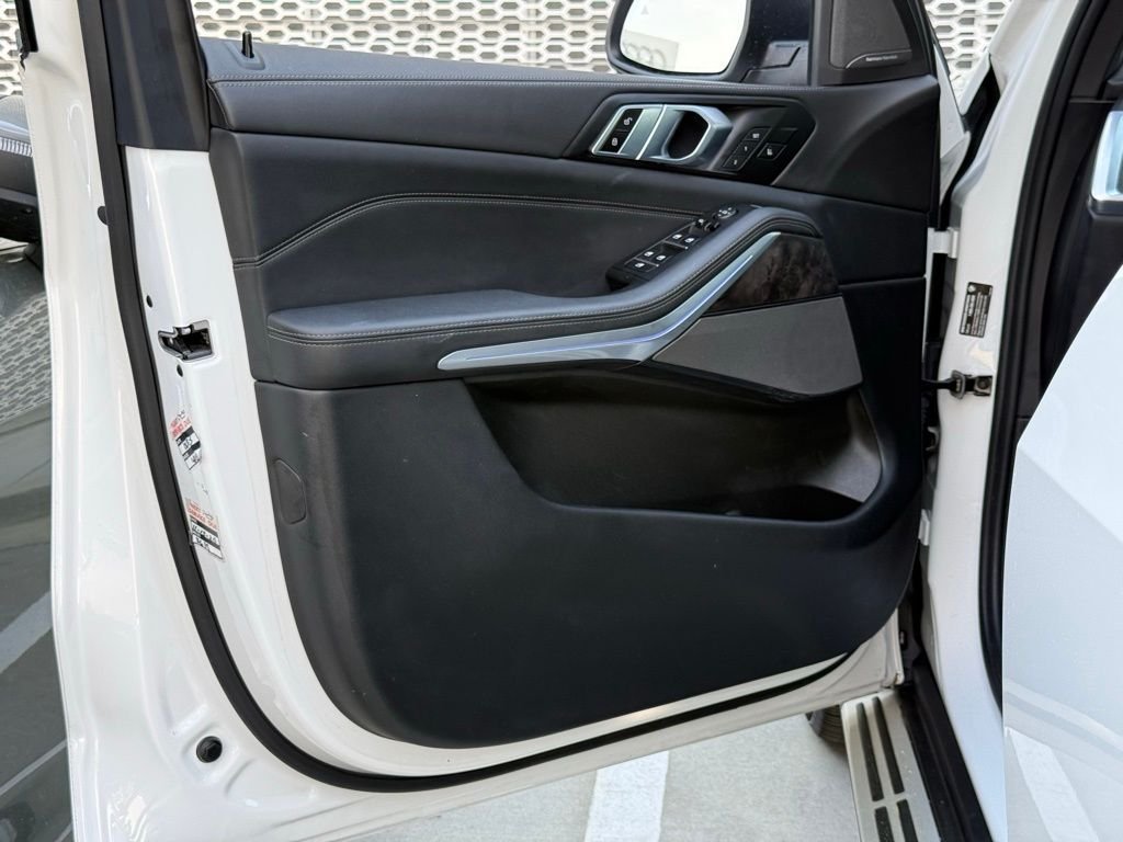 Used 2024 White BMW xDrive40i image 18