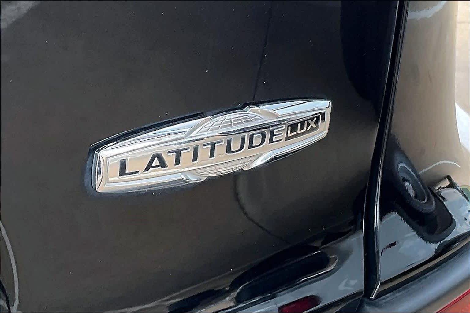 Used 2021 Diamond Black Crystal Pearlcoat Jeep Latitude Lux image 10