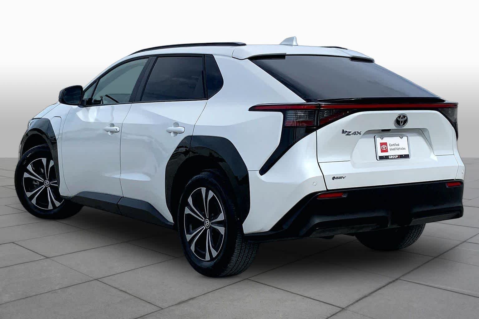 Used 2025 Wind Chill Pearl Toyota XLE image 11