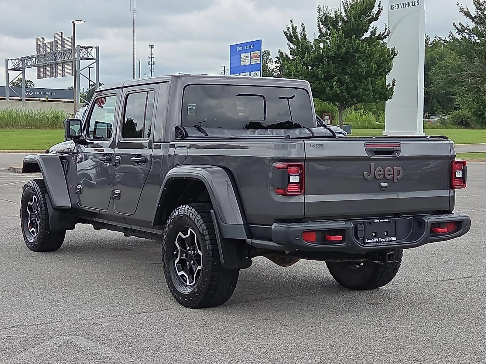 Used 2022 Granite Crystal Metallic Clearcoat Jeep Rubicon image 4