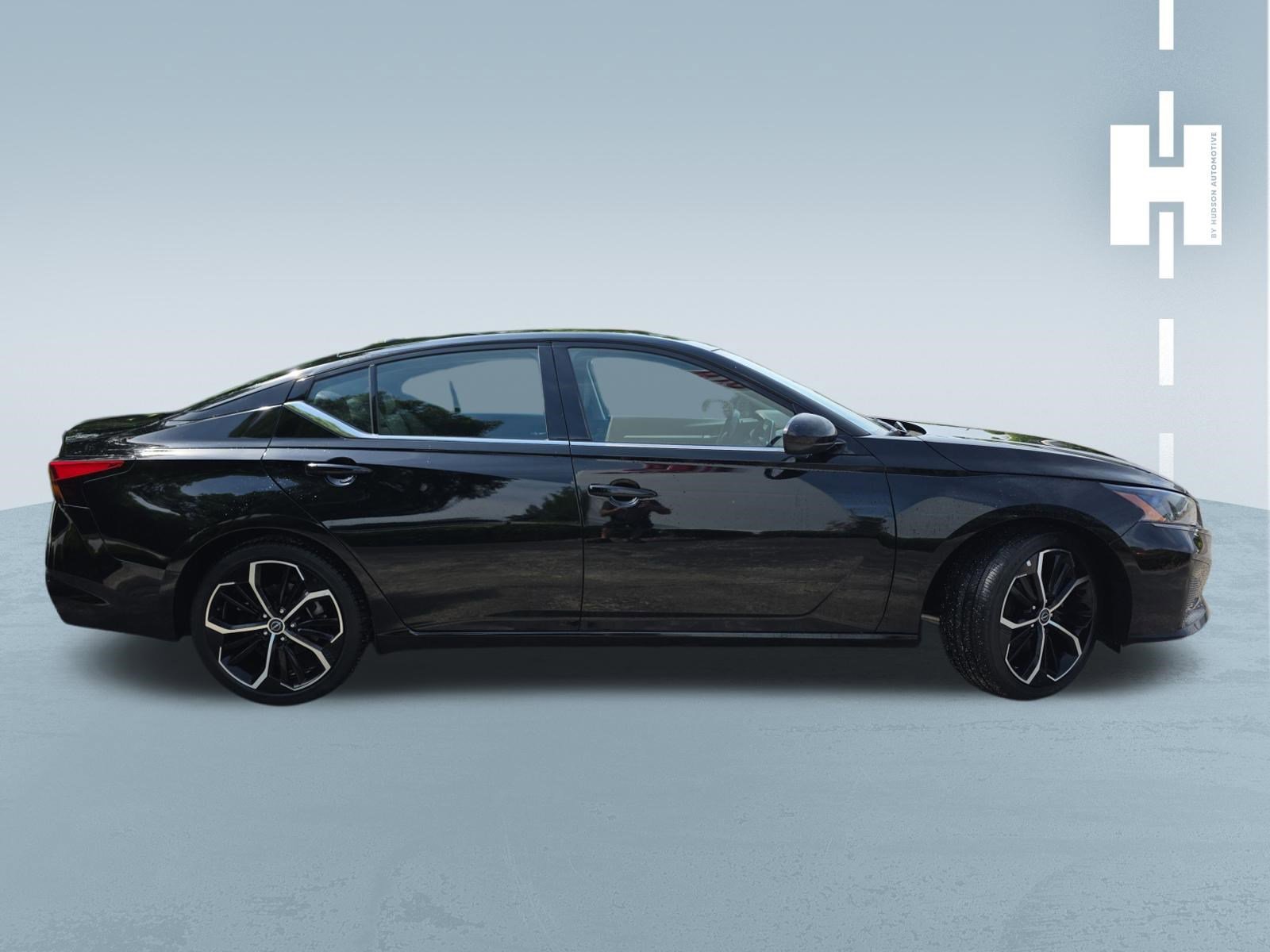 Used 2025 Super Black Nissan SR image 2