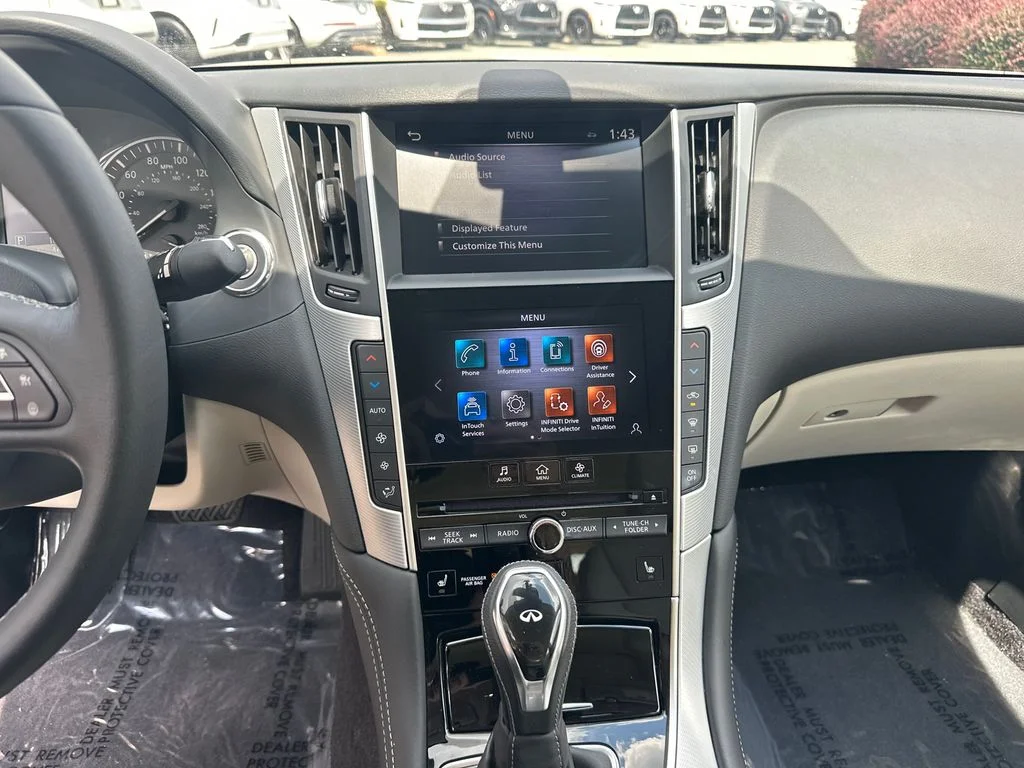 Used 2023 White INFINITI LUXE image 25