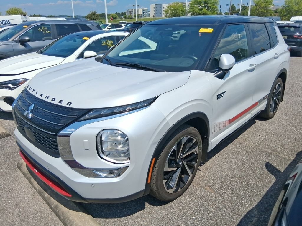 Used 2024 White Mitsubishi SE image 2