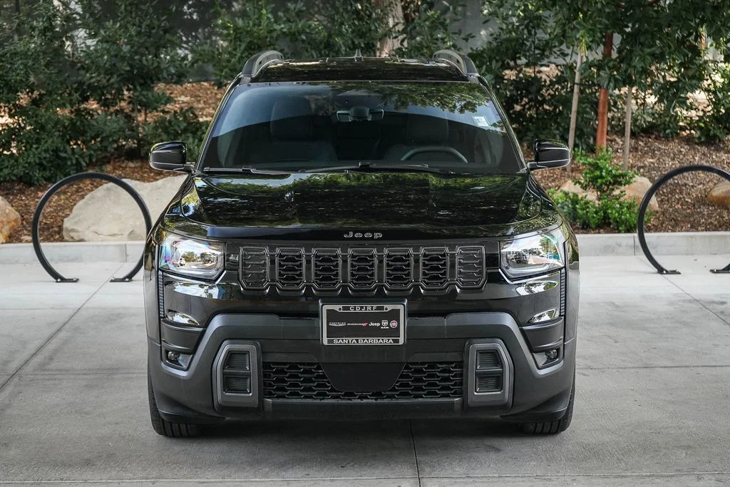 New 2026 Diamond Black Crystal Pearlcoat Jeep Laredo image 2