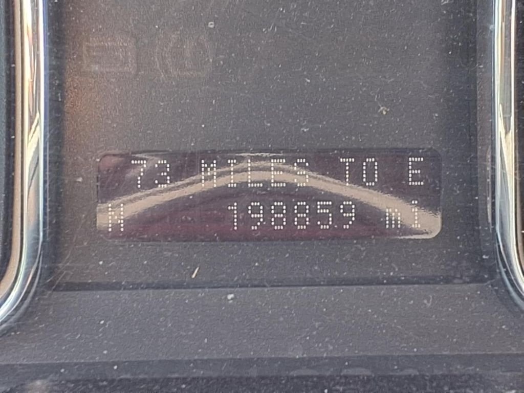 Used 2009 White Lincoln Base image 16