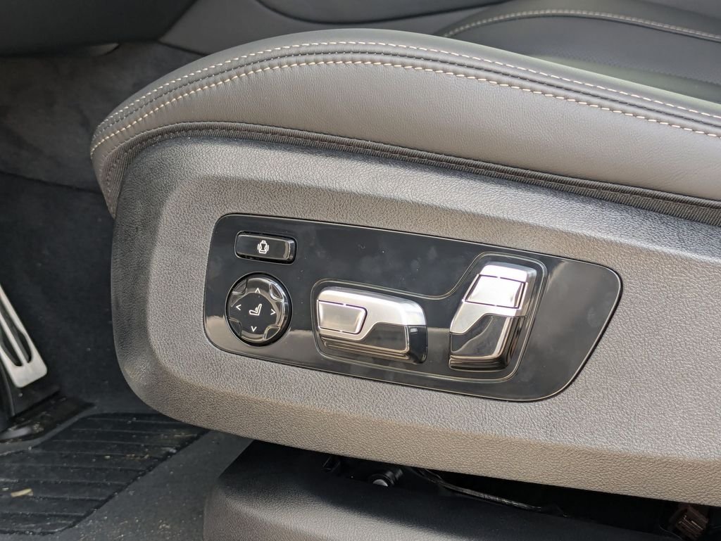 New 2027 Black Sapphire Metallic BMW M60i image 13