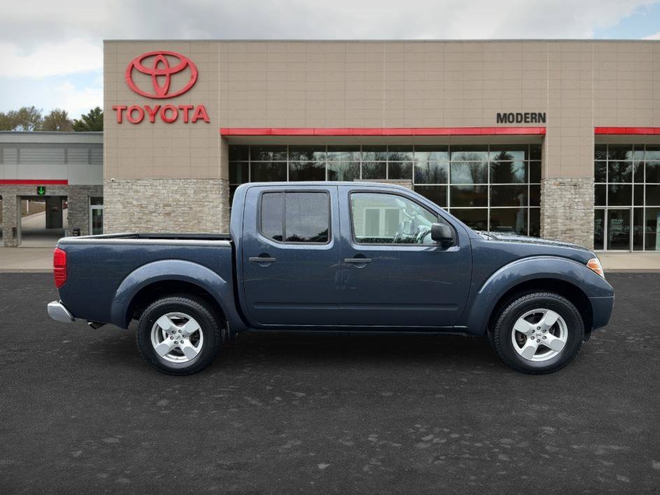 Used 2016 Arctic Blue Nissan SV image 4
