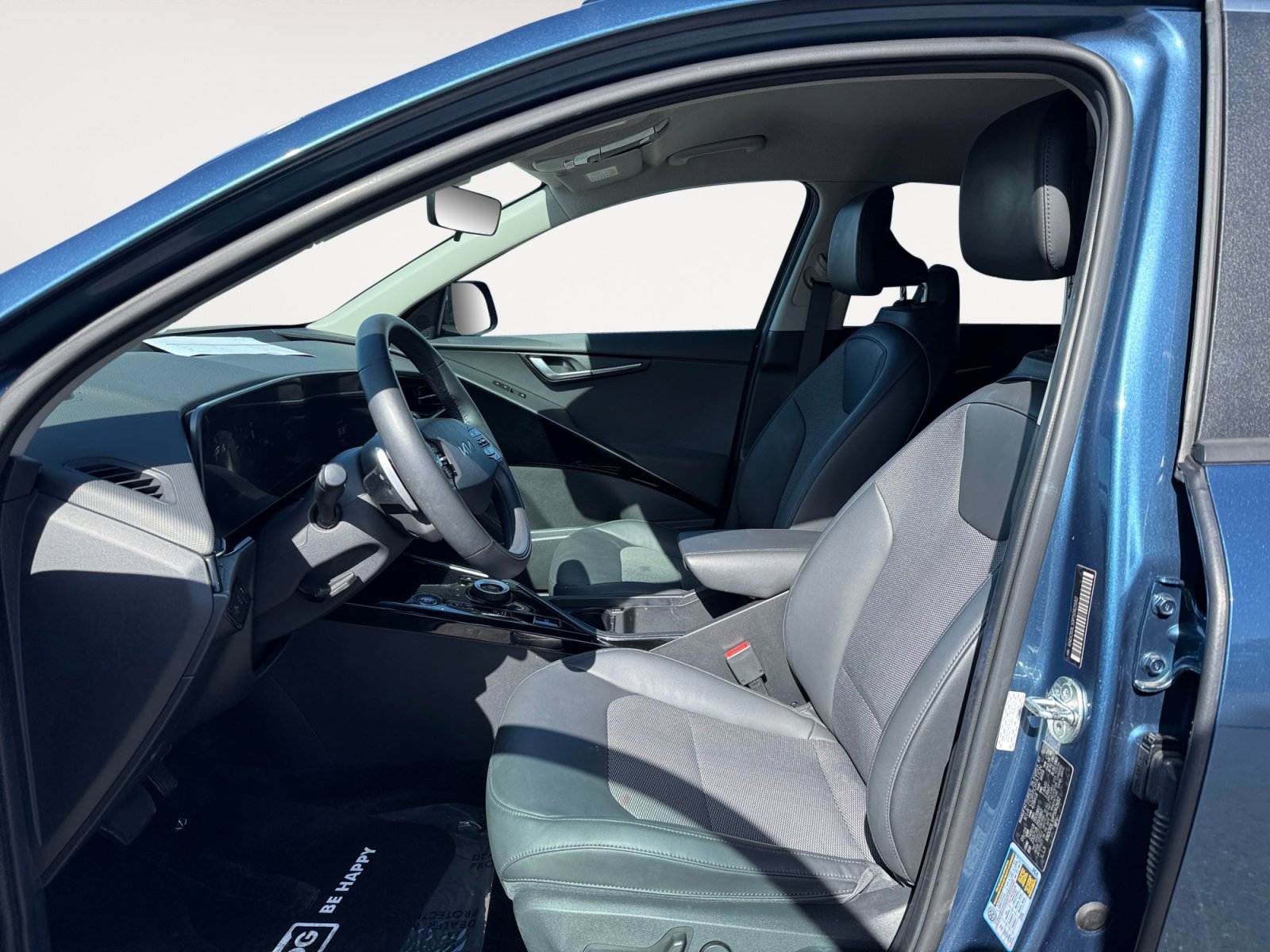 Used 2023 Mineral Blue Kia Wind image 10