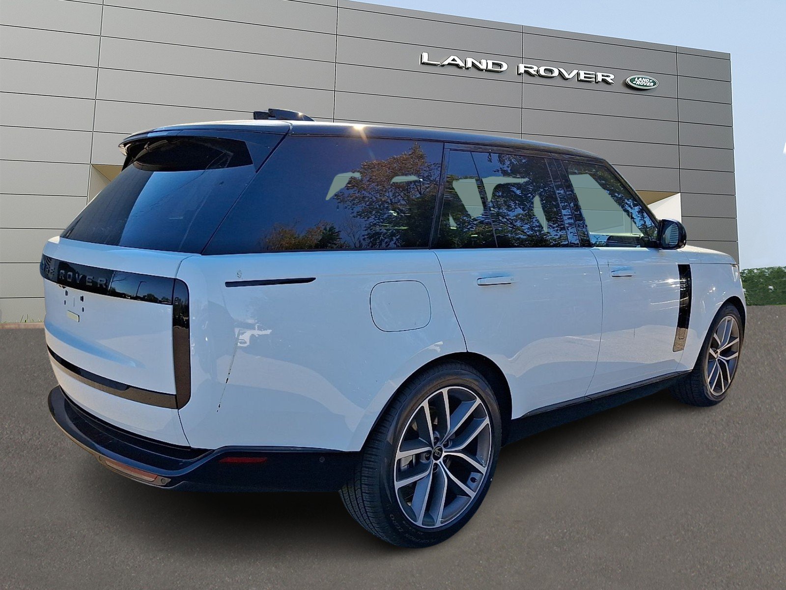 New 2027 Fuji White Land Rover SE image 2