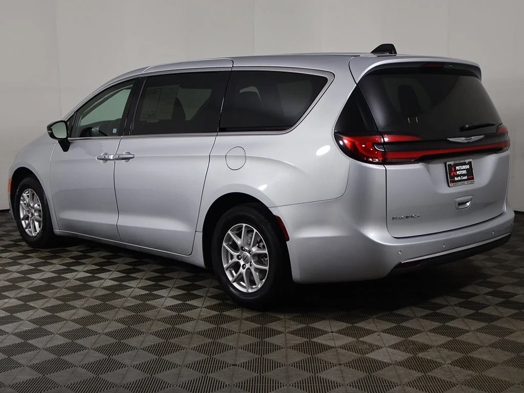 Used 2024 Silver Mist Clearcoat Chrysler Touring L image 12