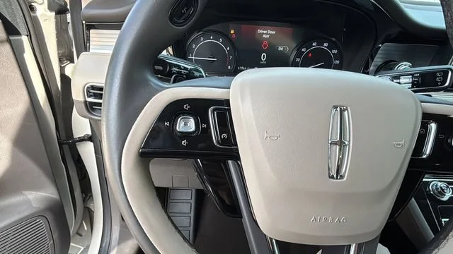 Used 2022 White Lincoln Standard image 22