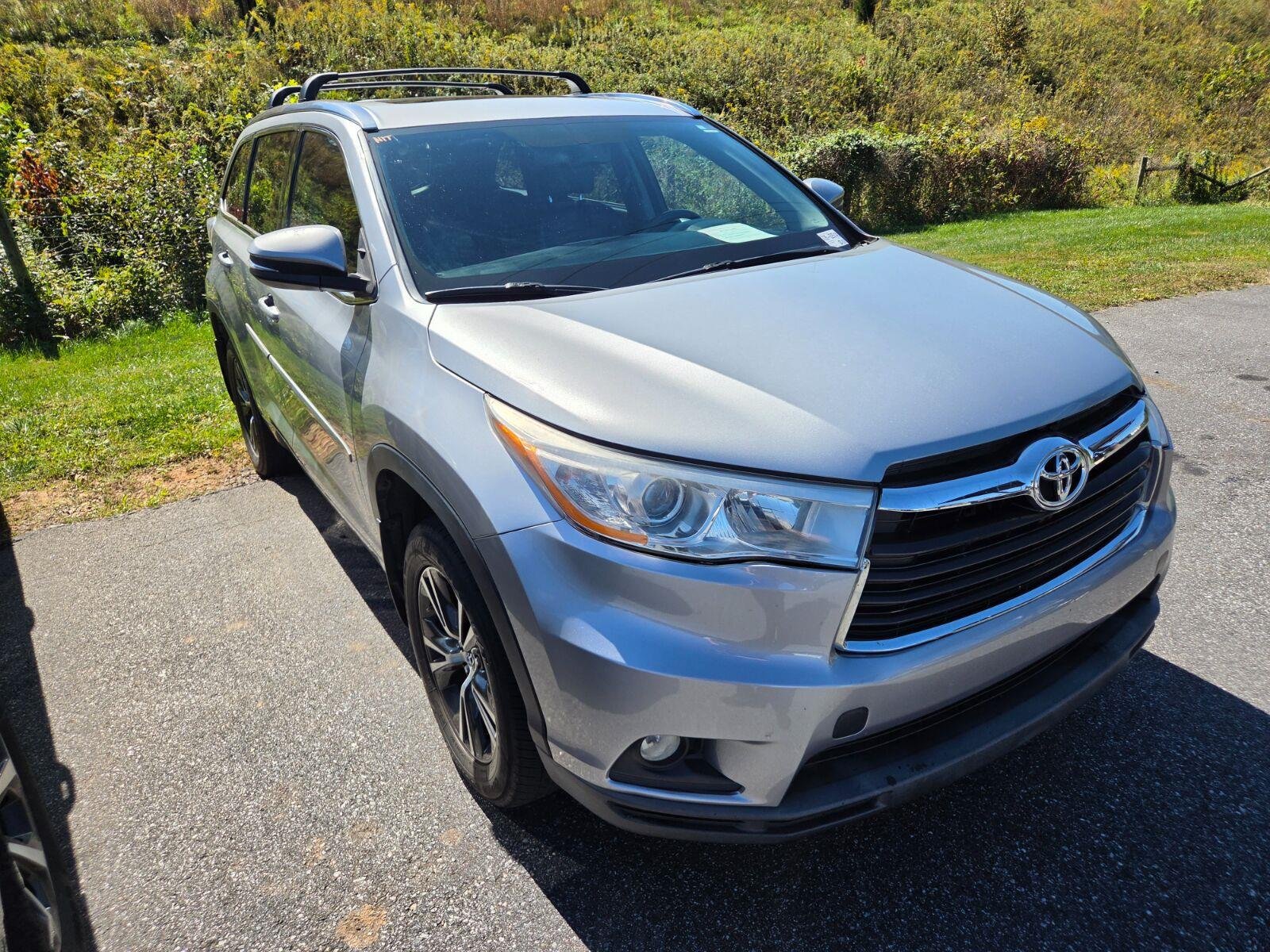 Used 2016 Silver Toyota XLE image 3