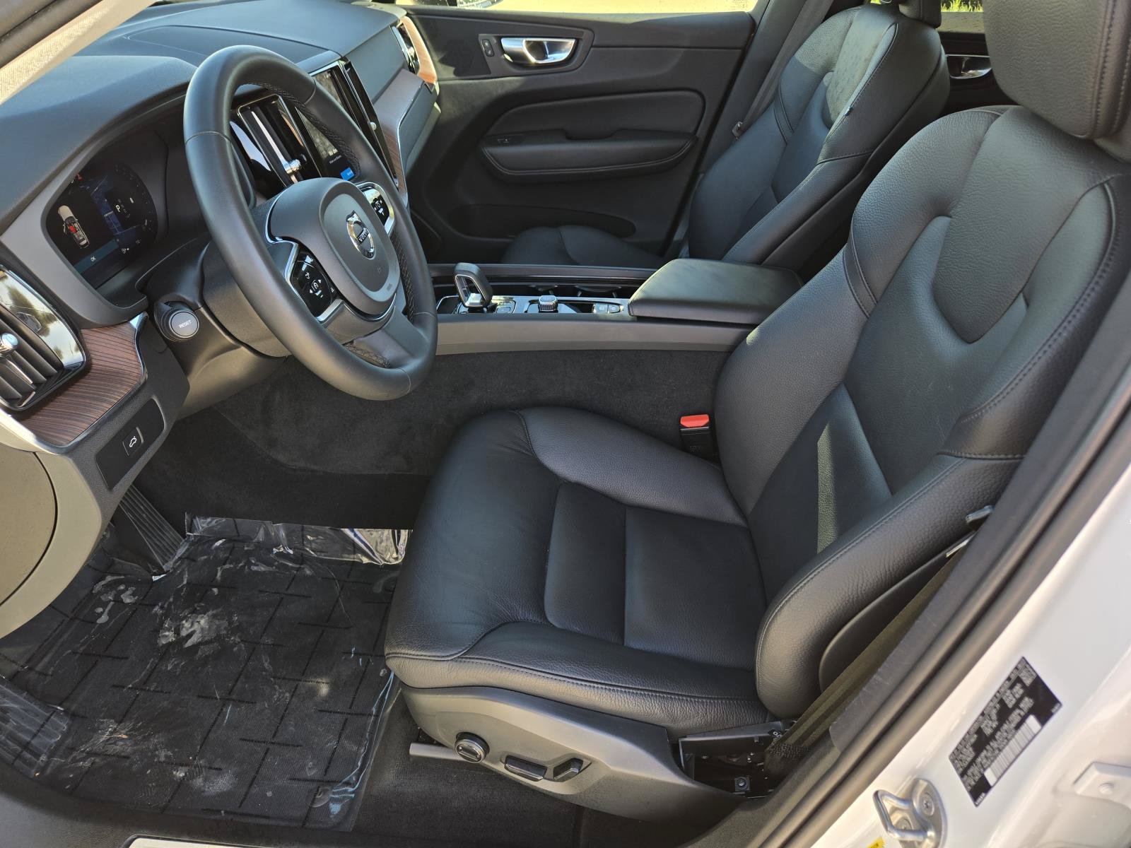 Used 2024 Crystal White Metallic Volvo Plus Dark Theme image 25