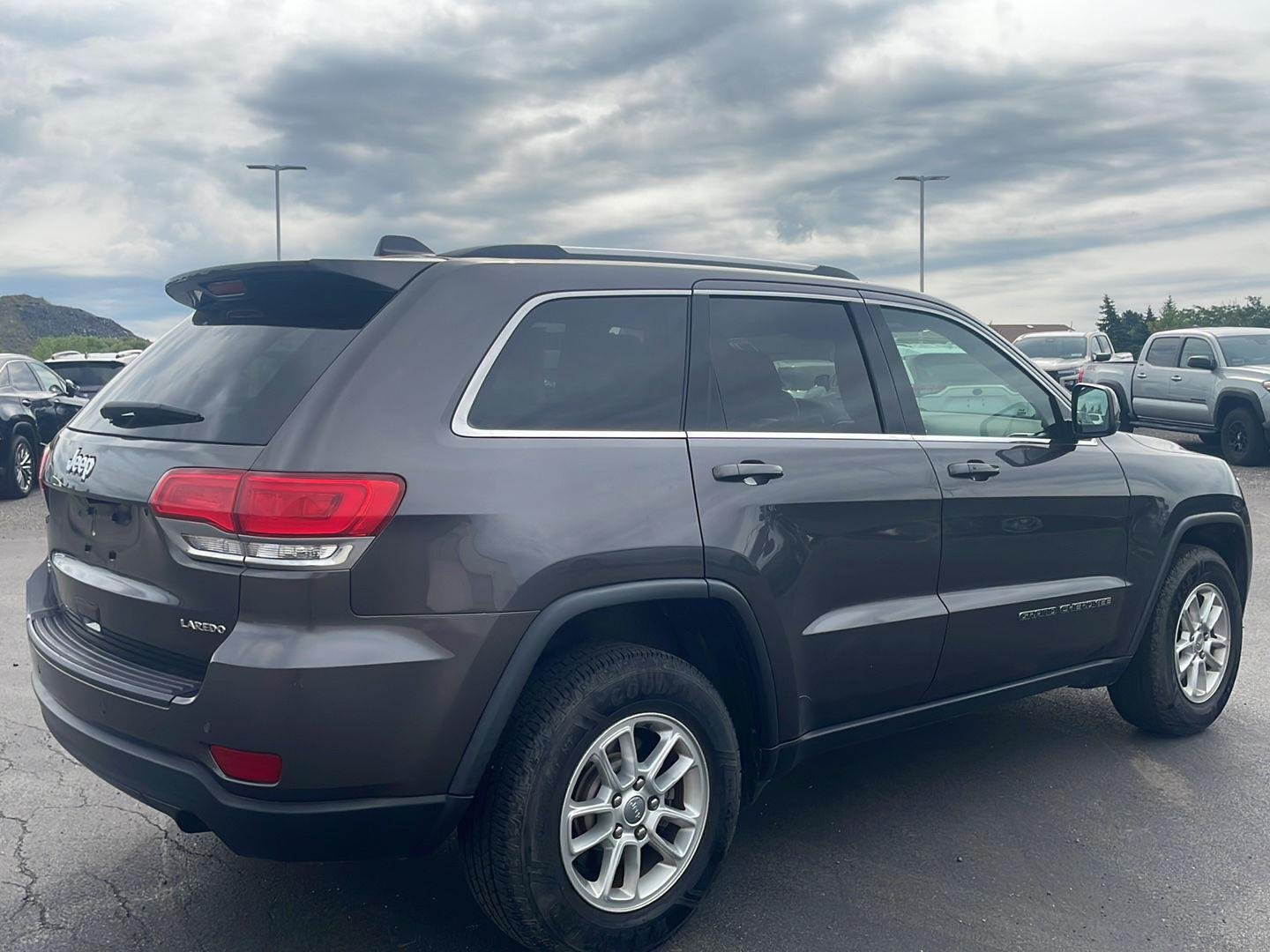Used 2018 Granite Crystal Metallic Clearcoat Jeep Laredo E image 9