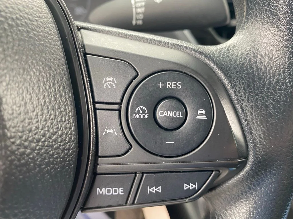 Used 2025  Toyota LE image 28