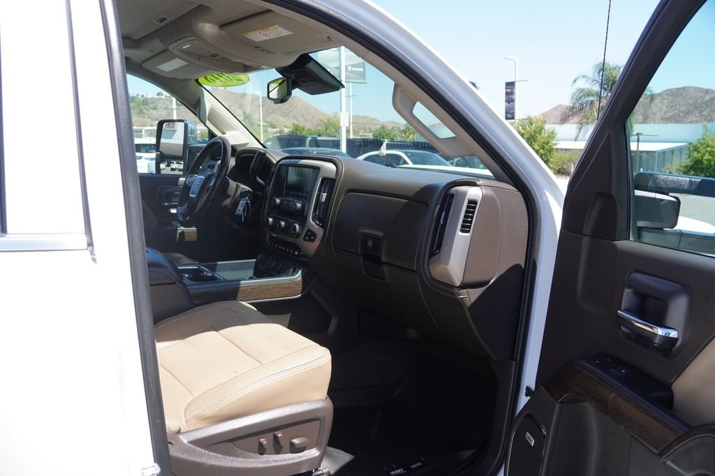 Used 2018 White GMC Denali image 32
