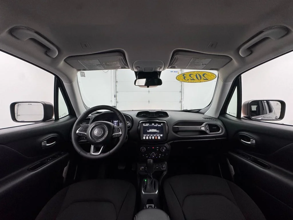Used 2023 Graphite Gray Jeep Latitude image 3