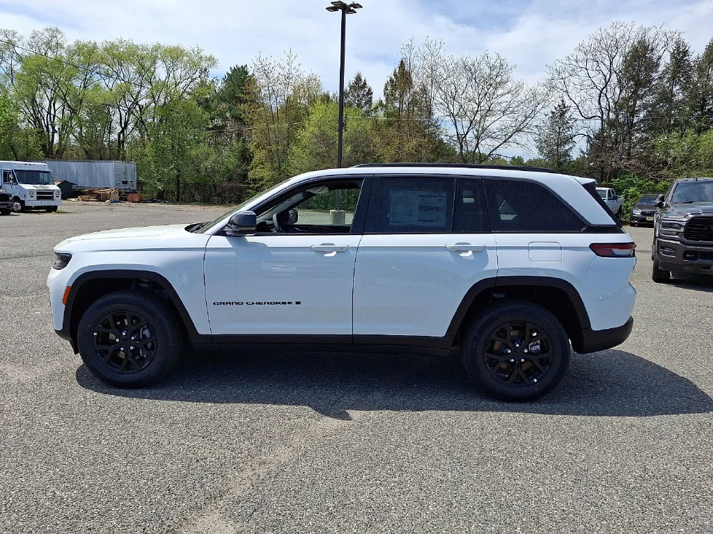 New 2026 Bright White Clear-Coat Exterior Paint Jeep Laredo Altitude image 5